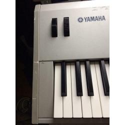 workstation Yamaha MO8 88 touches